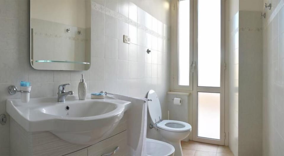 Comfort Suite, Terrace | Bathroom | Shower, free toiletries, hair dryer, bidet