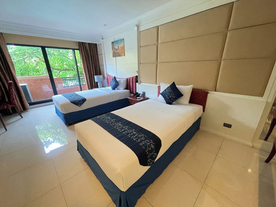Grand Twin Room | In-room safe, desk, iron/ironing board (on request), WiFi (free)