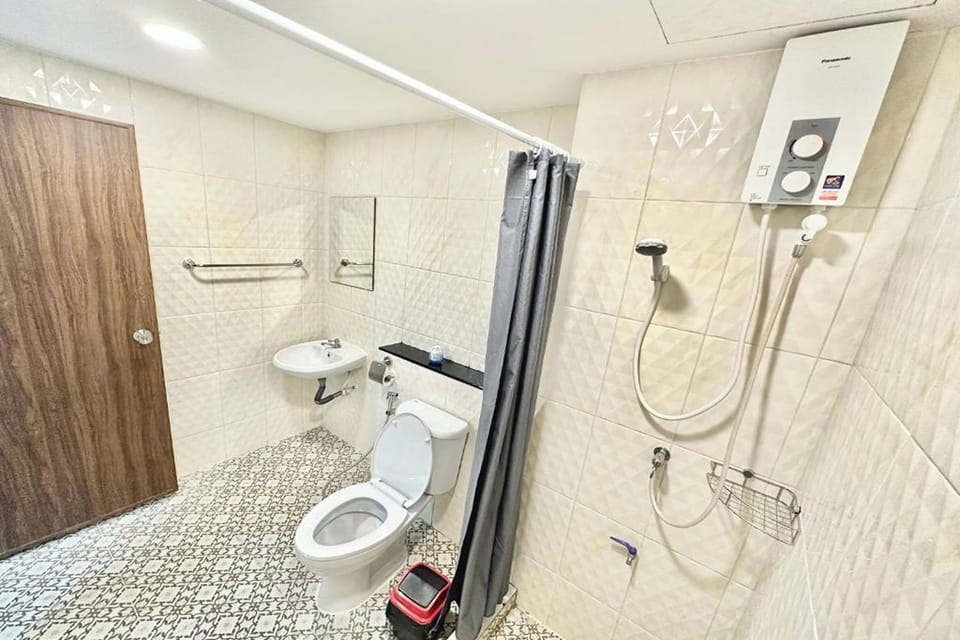 Shower, free toiletries, hair dryer (on request), towels