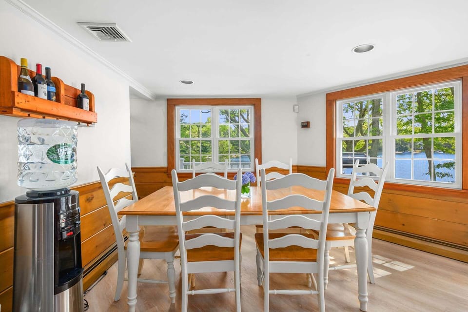Dining area with seating for 6
