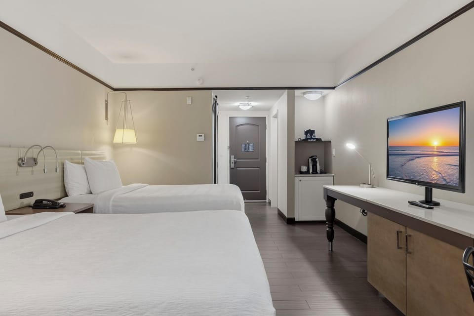 Standard Room, 1 Queen Bed | Premium bedding, blackout drapes, free WiFi, bed sheets