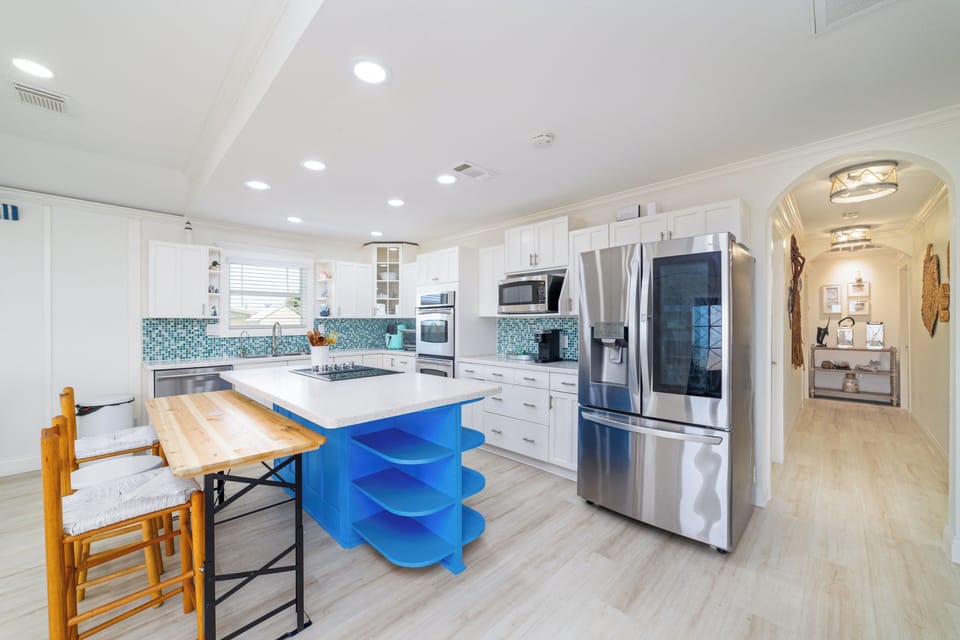 Fully equipped kitchen with extra dining seating.