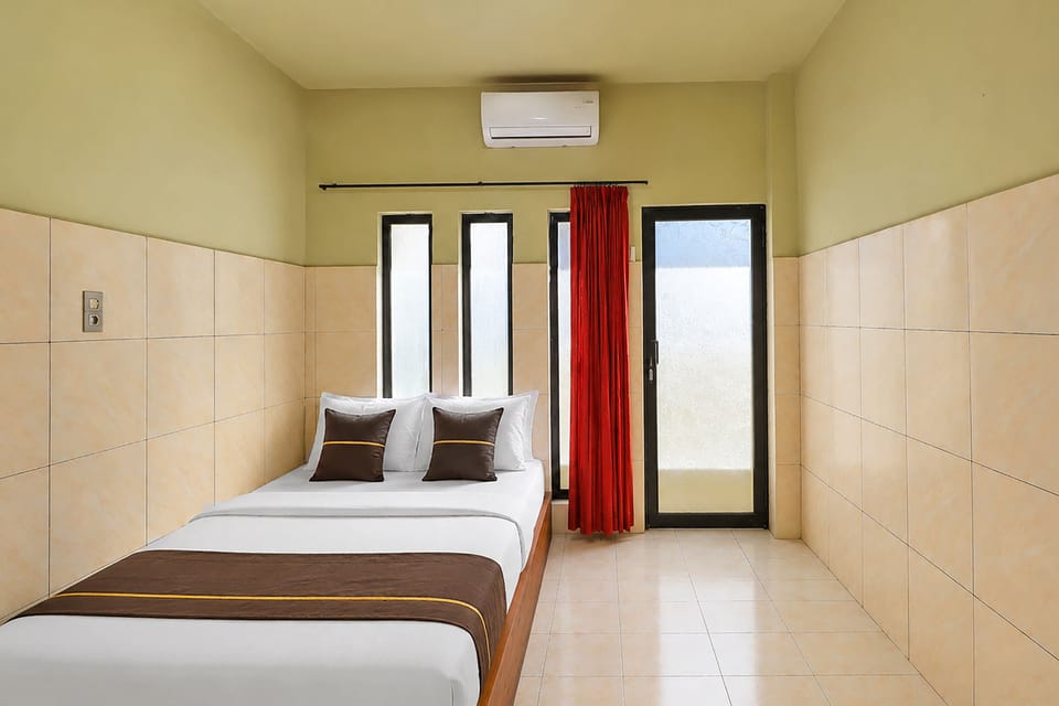 Deluxe Double Room | Iron/ironing board, bed sheets