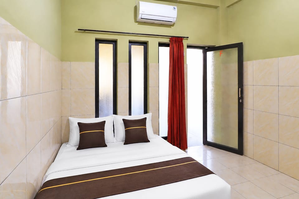 Deluxe Double Room | Iron/ironing board, bed sheets