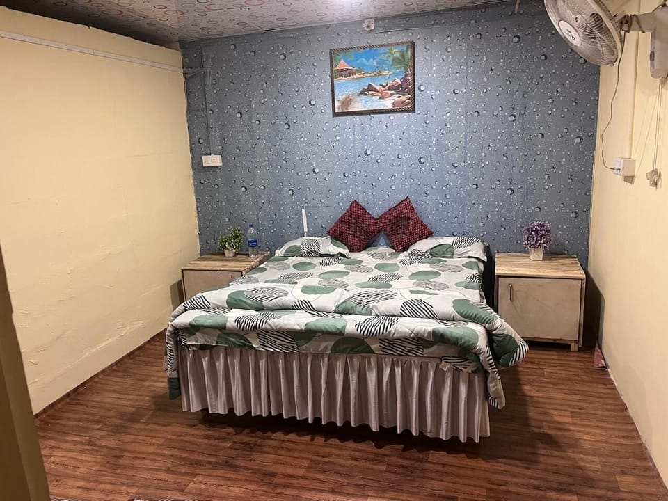 Deluxe Room | Desk, WiFi (free), bed sheets