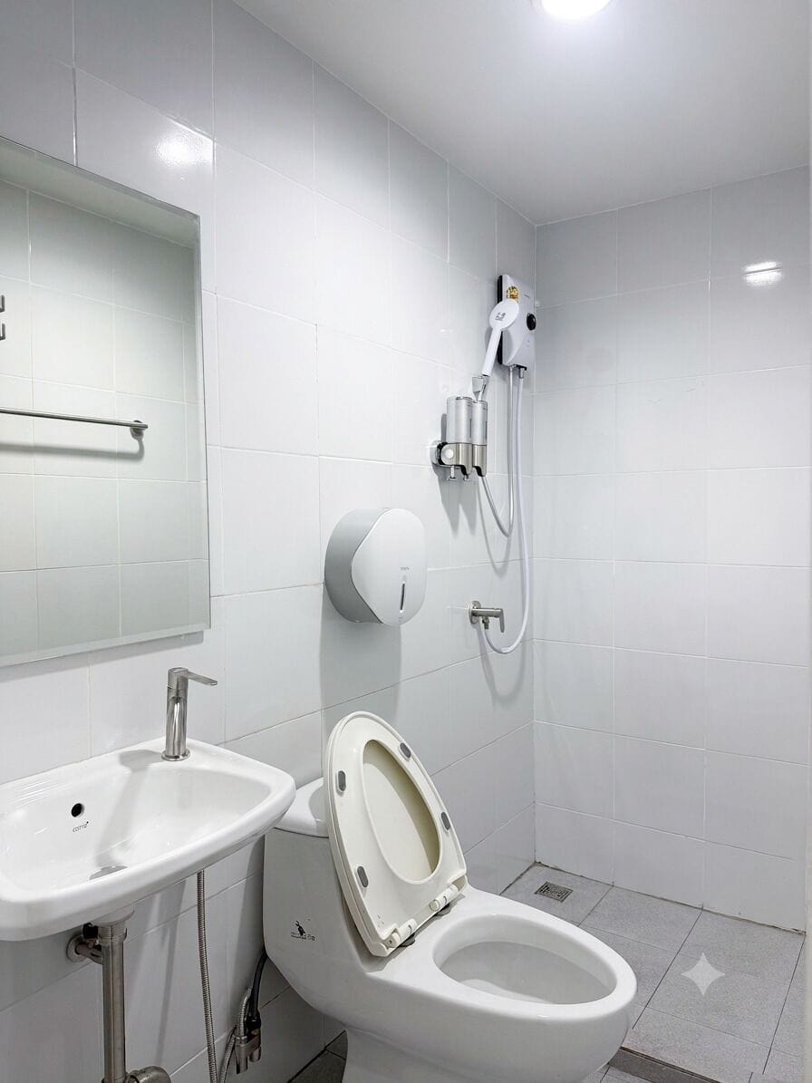 Standard Room | Bathroom | Shower, free toiletries, hair dryer, towels