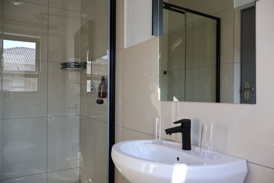 Deluxe Studio Suite, Balcony, Mountain View | Bathroom | Shower, towels, soap, shampoo