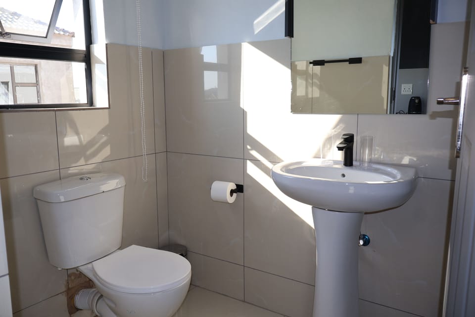 Deluxe Studio Suite, Balcony, Mountain View | Bathroom | Shower, towels, soap, shampoo