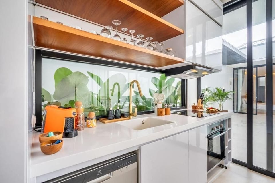 Full-size fridge, stovetop, cookware/dishes/utensils