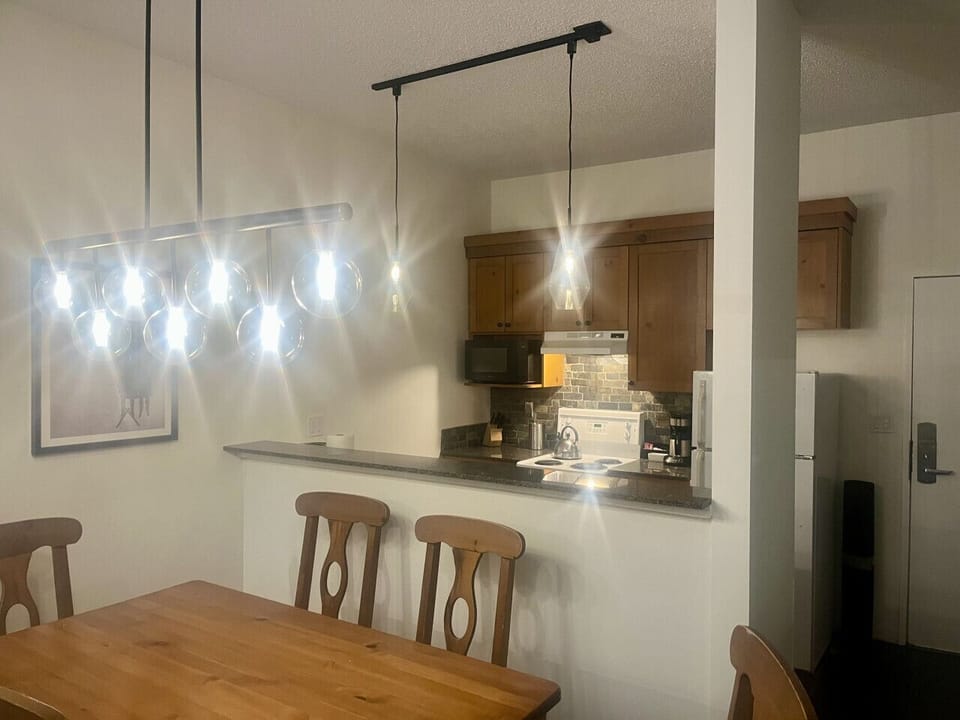 Dining area in front of the kitchen.