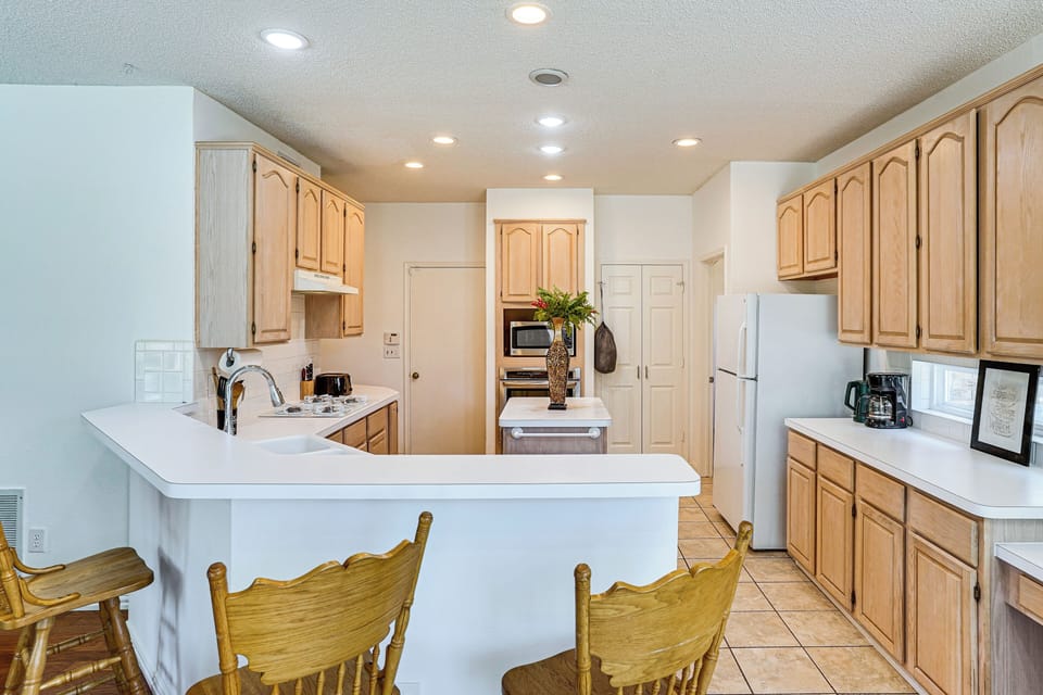 Kitchen | Breakfast Bar Dining Area