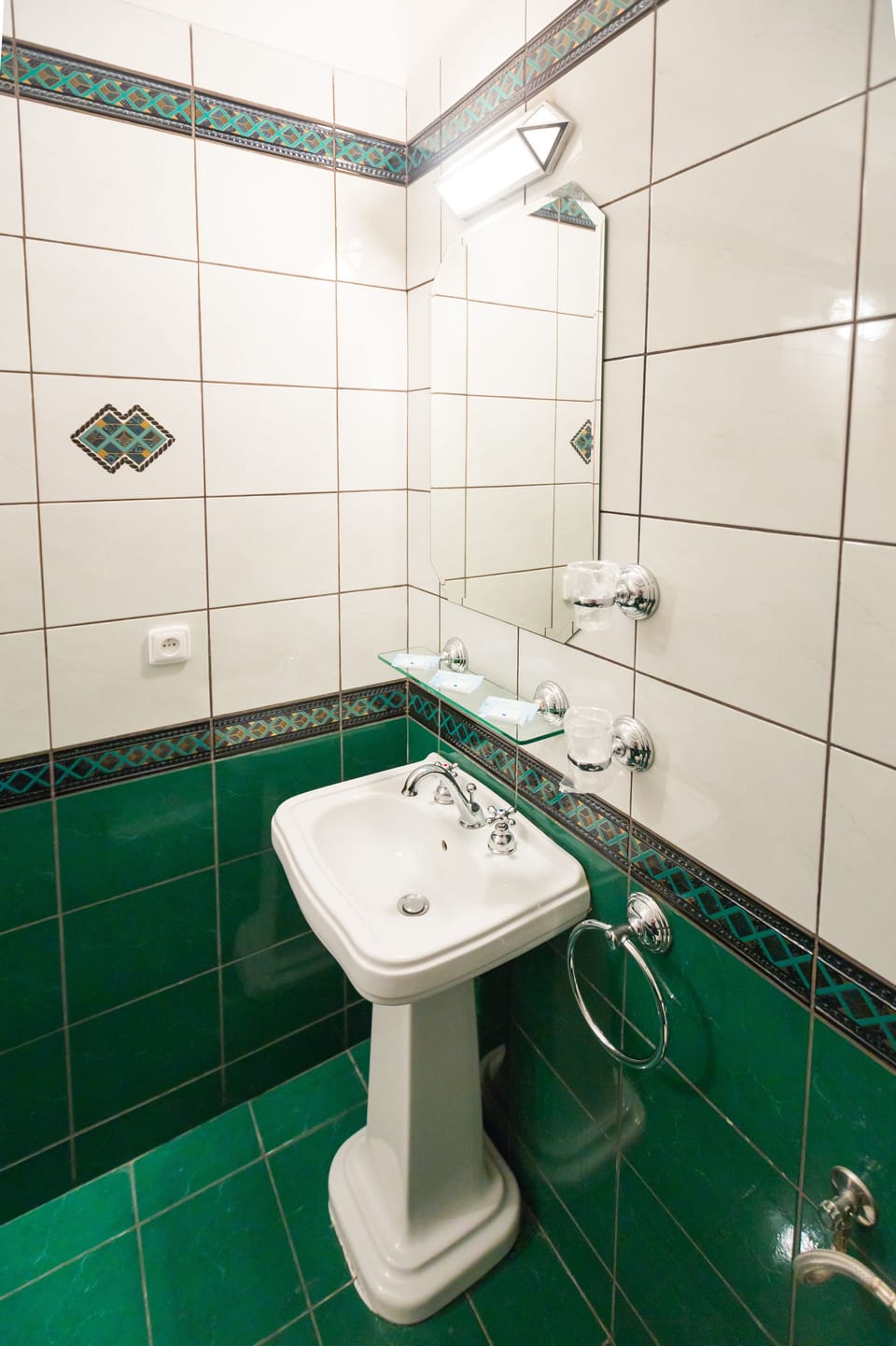 Gallery Triple Room | Bathroom | Free toiletries, hair dryer, towels