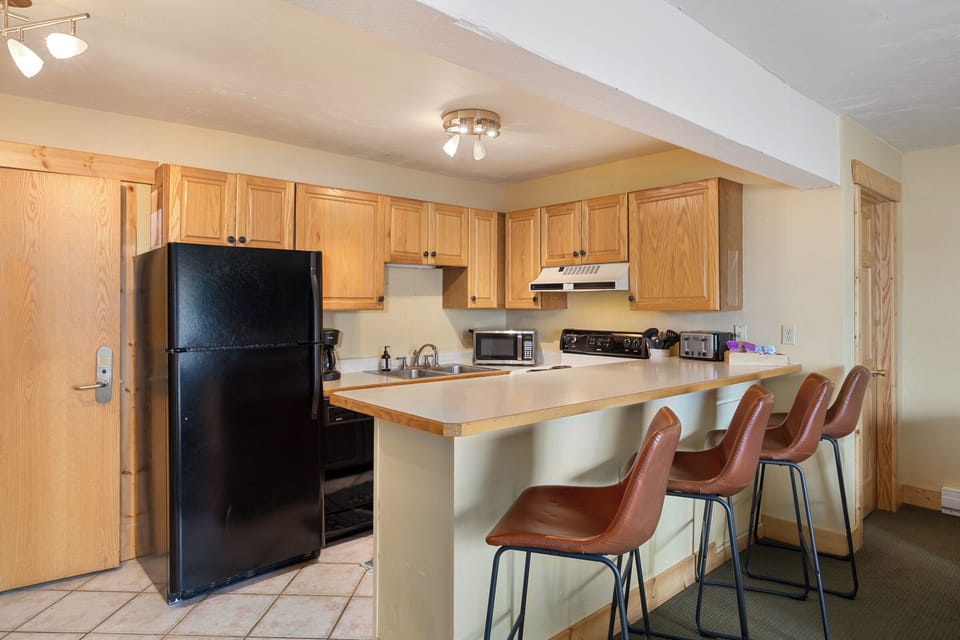 Kitchen | Breakfast Bar for 4