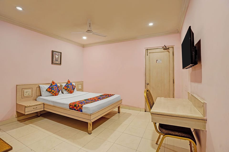 Deluxe Room | Egyptian cotton sheets, premium bedding, in-room safe, desk