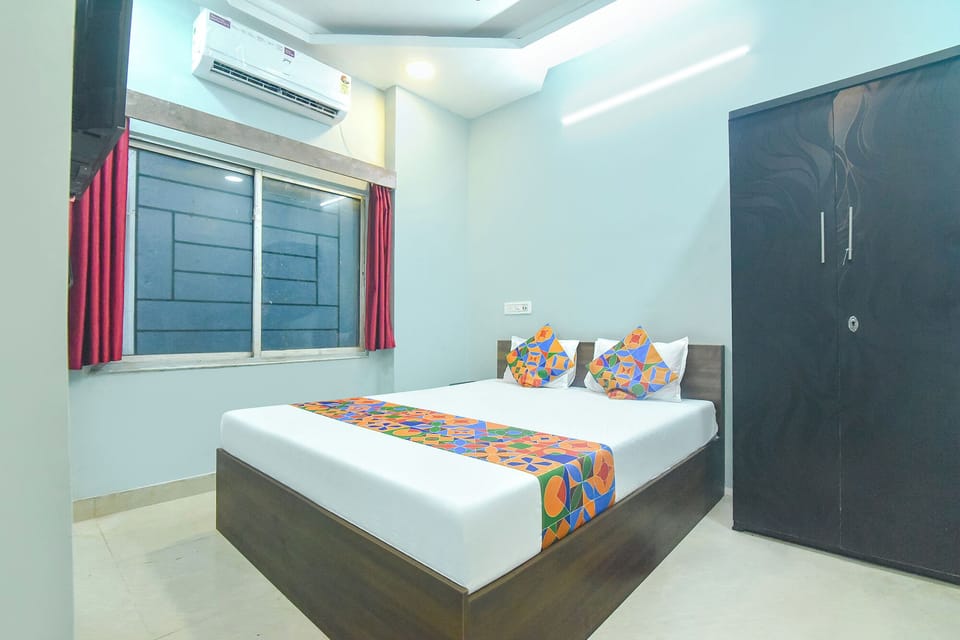 Egyptian cotton sheets, premium bedding, in-room safe, desk