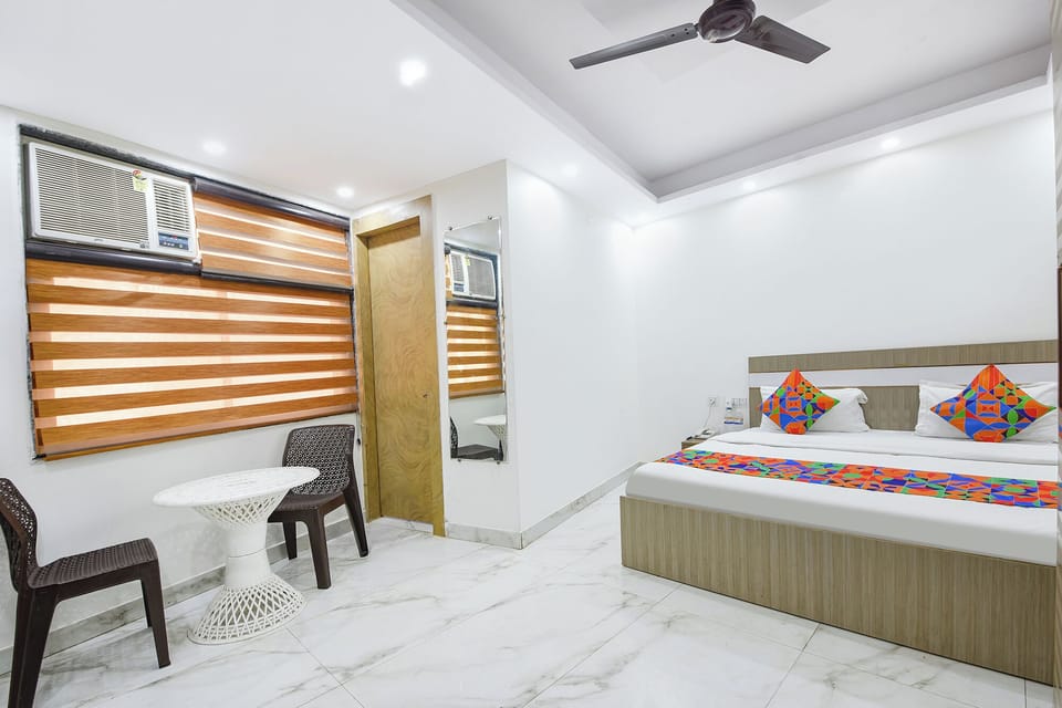 Egyptian cotton sheets, premium bedding, in-room safe, desk