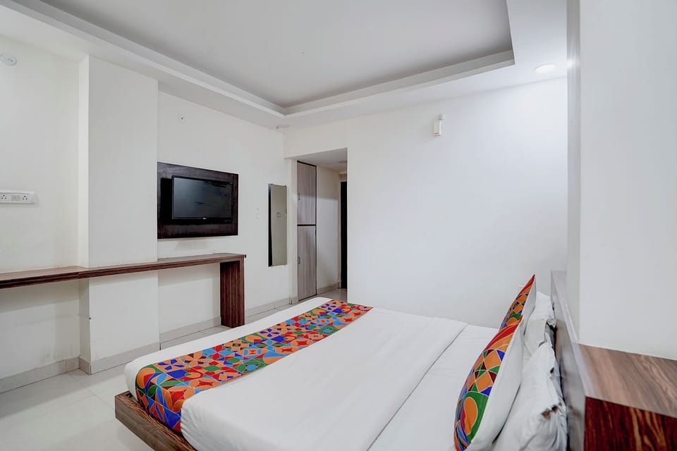 Egyptian cotton sheets, premium bedding, in-room safe, desk