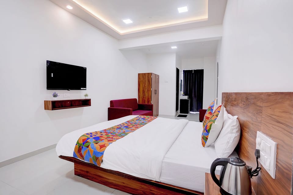 Deluxe Room | Egyptian cotton sheets, premium bedding, in-room safe, desk