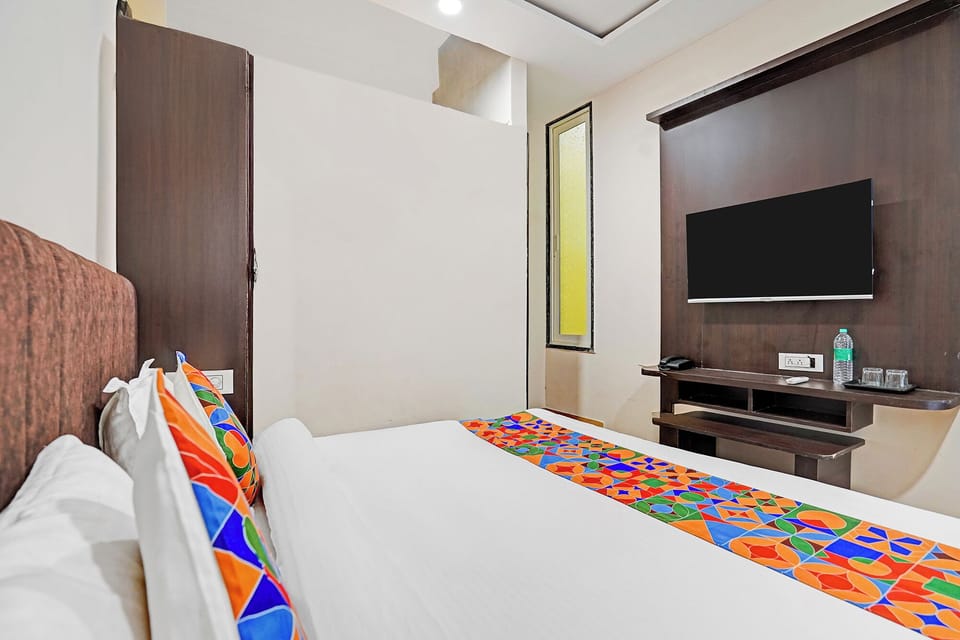 Egyptian cotton sheets, premium bedding, in-room safe, desk