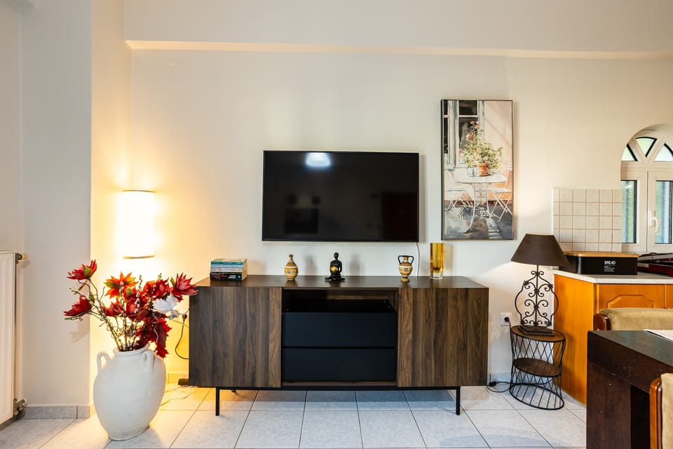 Modern entertainment area with Smart TV, perfect for relaxing after a day at the beach.