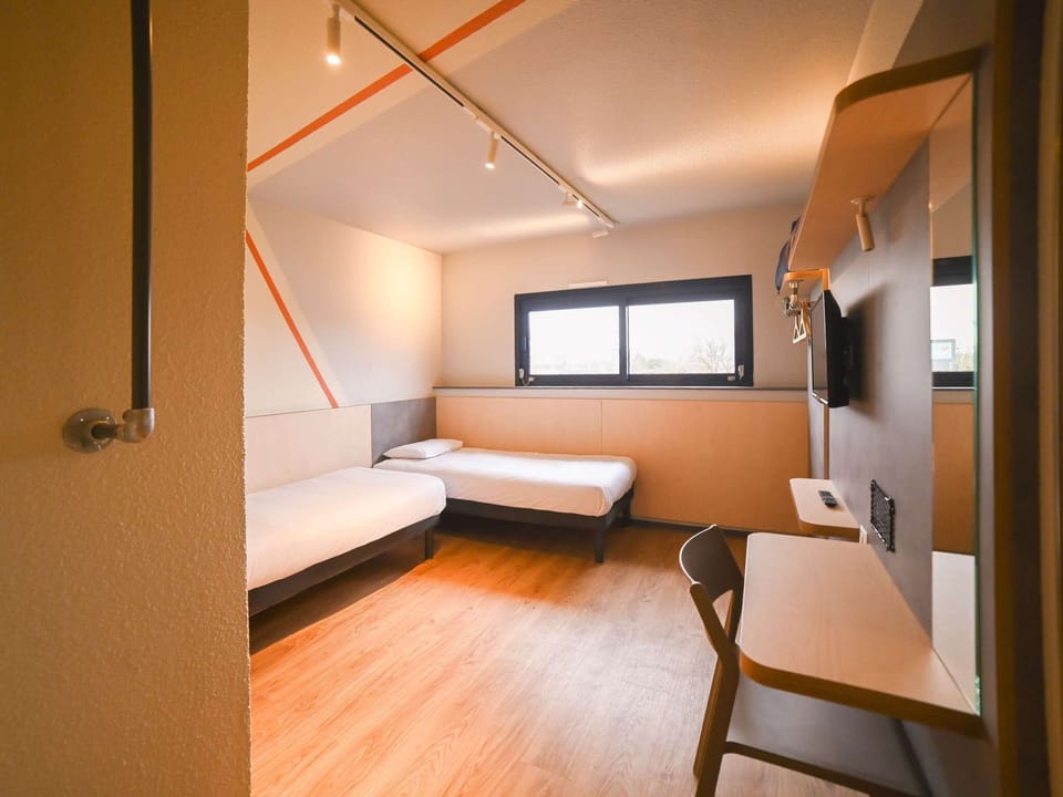 Room, 2 Twin Beds | Soundproofing, iron/ironing board (on request), WiFi (free)