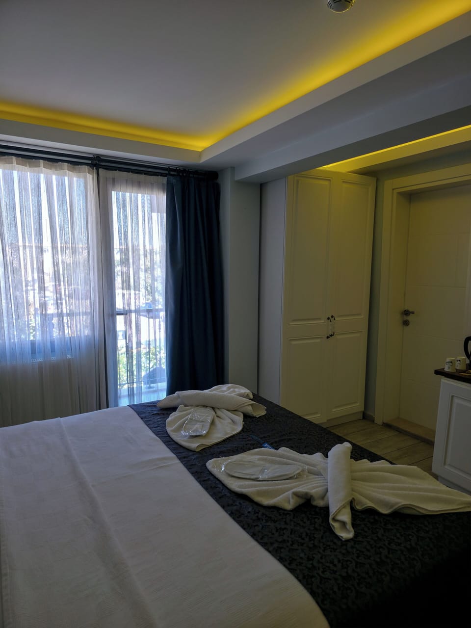 Standard Room, Balcony, Beach View | Desk