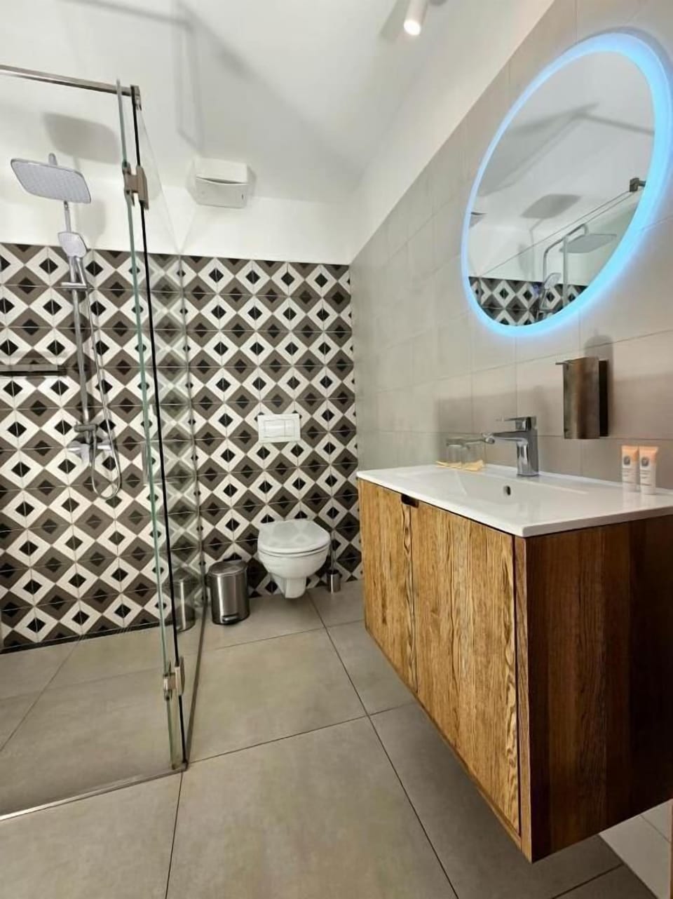 Double Room (No 4) | Bathroom | Shower, free toiletries, hair dryer, heated floors (bathroom)