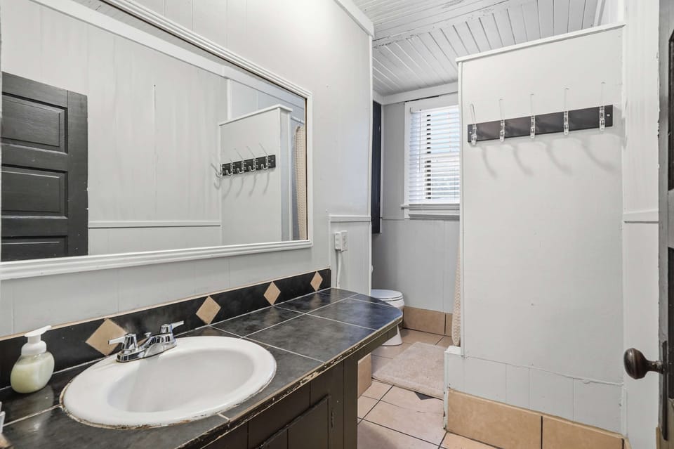Private Bedroom in 4BR Home House in Freetown-Port Rico