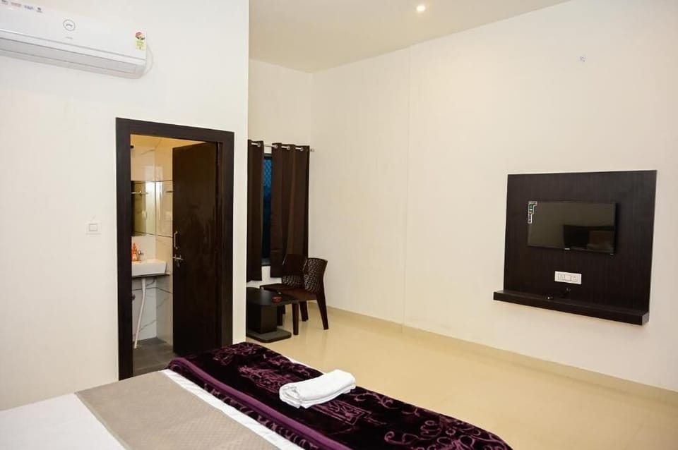 Standard Double Room, Mountain View | Desk, iron/ironing board, WiFi (free), bed sheets