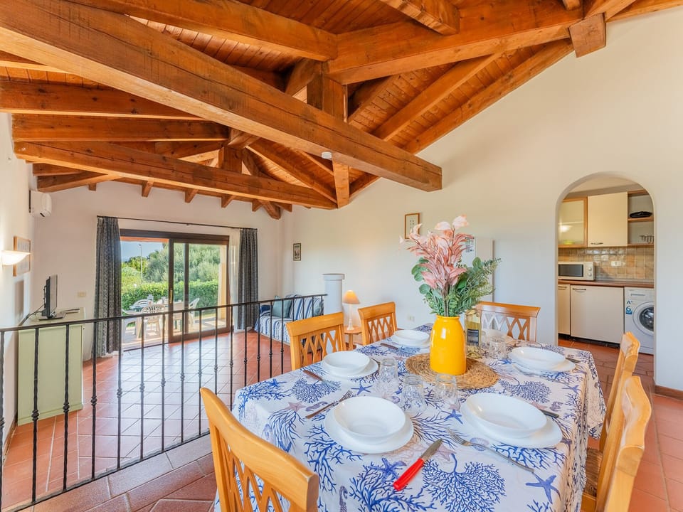 Apartment, 2 Bedrooms | Dining room