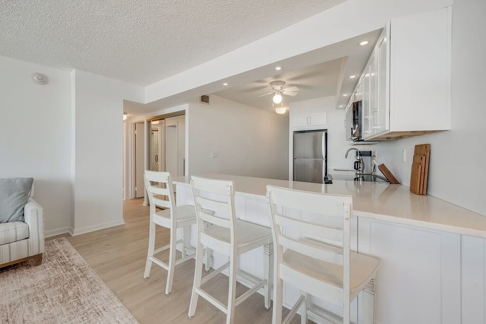 Pull up a stool at the spacious breakfast bar for a quick morning bite or a cup of coffee.