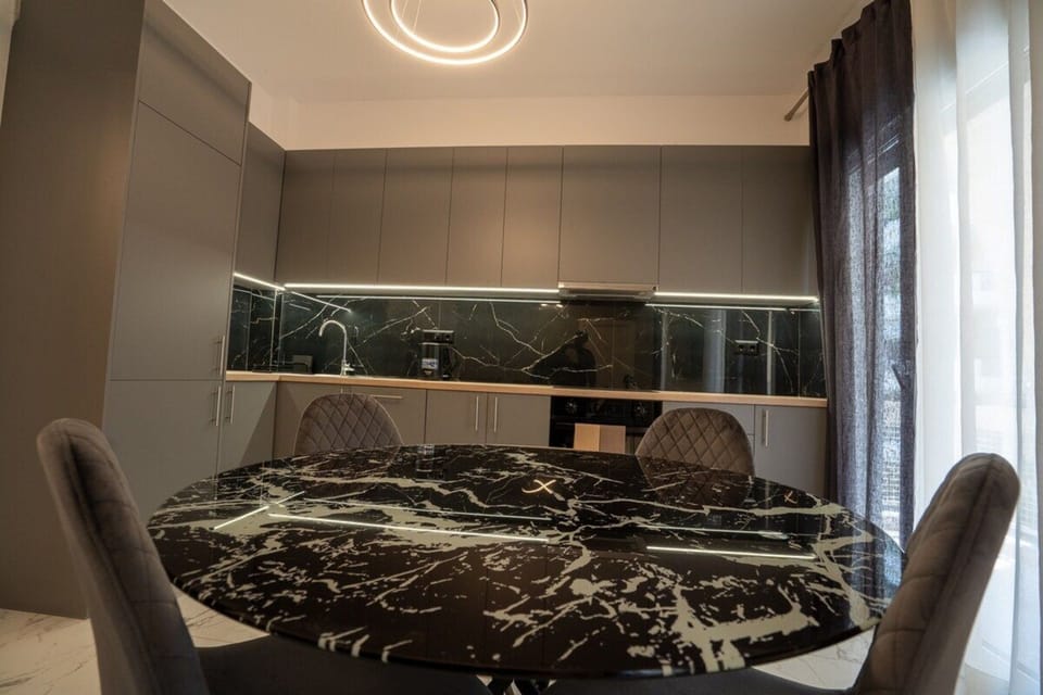 Signature Condo, 3 Bedrooms, Non Smoking, Kitchen | In-room dining