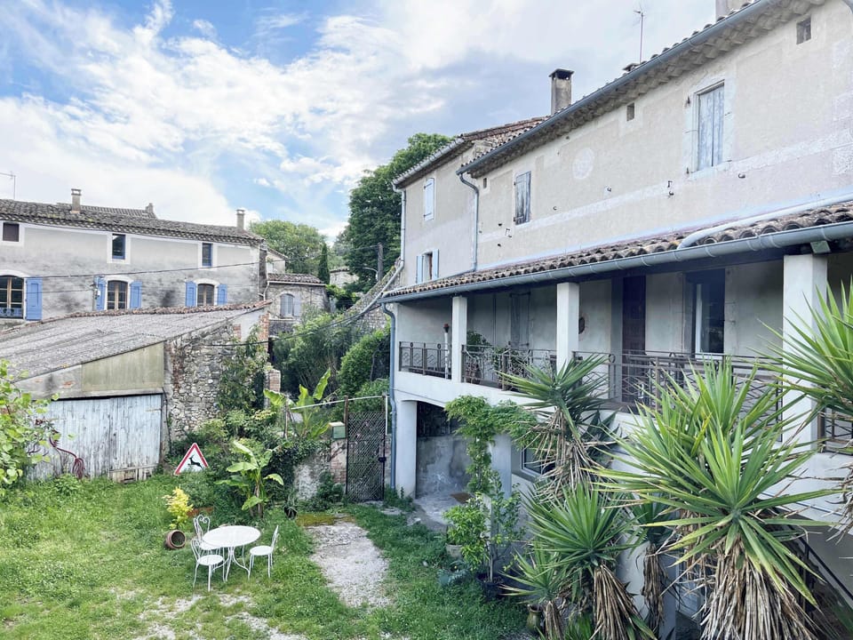 Vue de la façade de la maison. Le studio se trouve au rez-de-chaussée.