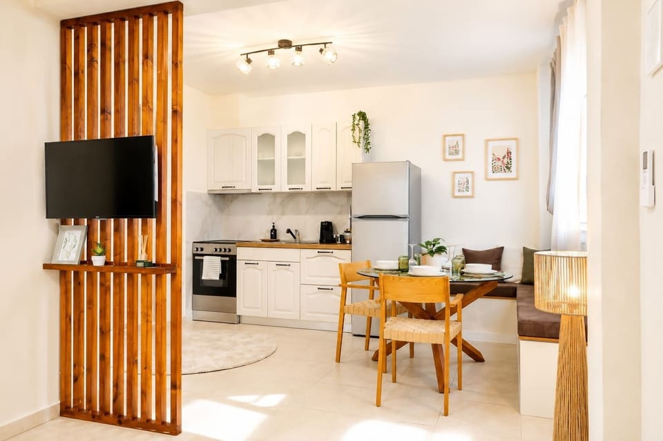 The open-plan layout connects the living room, dining area and kitchen, creating a bright and functional space where everyone can gather, cook, dine and spend quality time together during the stay