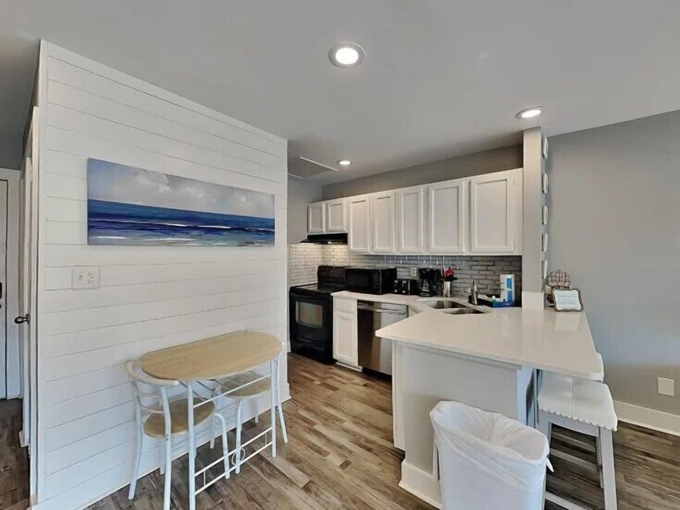 Full Kitchen with Breakfast Bar and Bistro Table