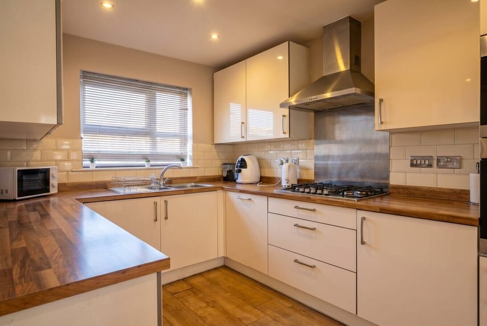 Fully equipped kitchen with gas hob, oven and generous worktops for easy cooking