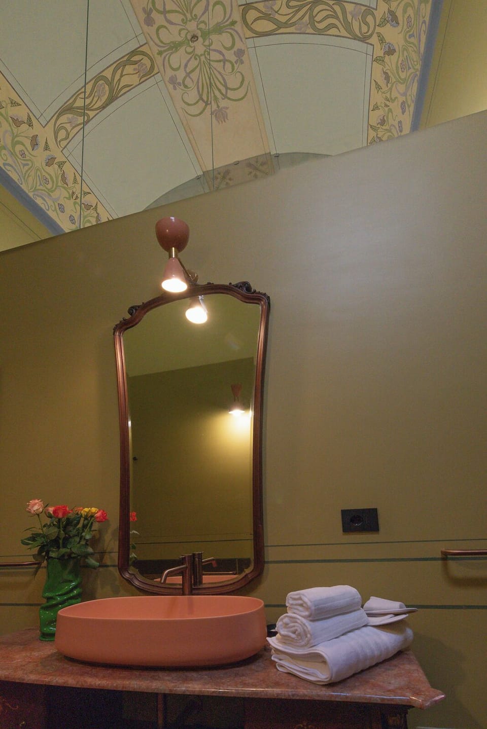 Executive Double Room, Balcony | Bathroom | Shower, hair dryer, towels, soap