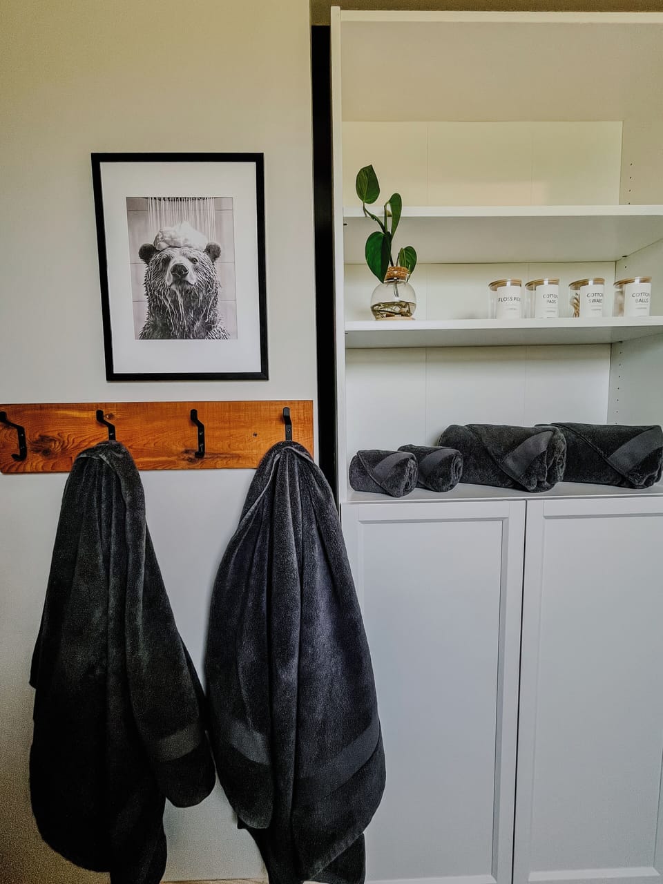 Luxury towels: bath (4), hand (2), face (4) and bathroom essentials 