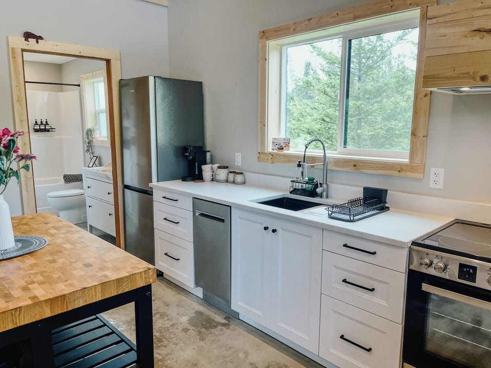Wash dishes with a beautiful view of the sky and natural landscape 