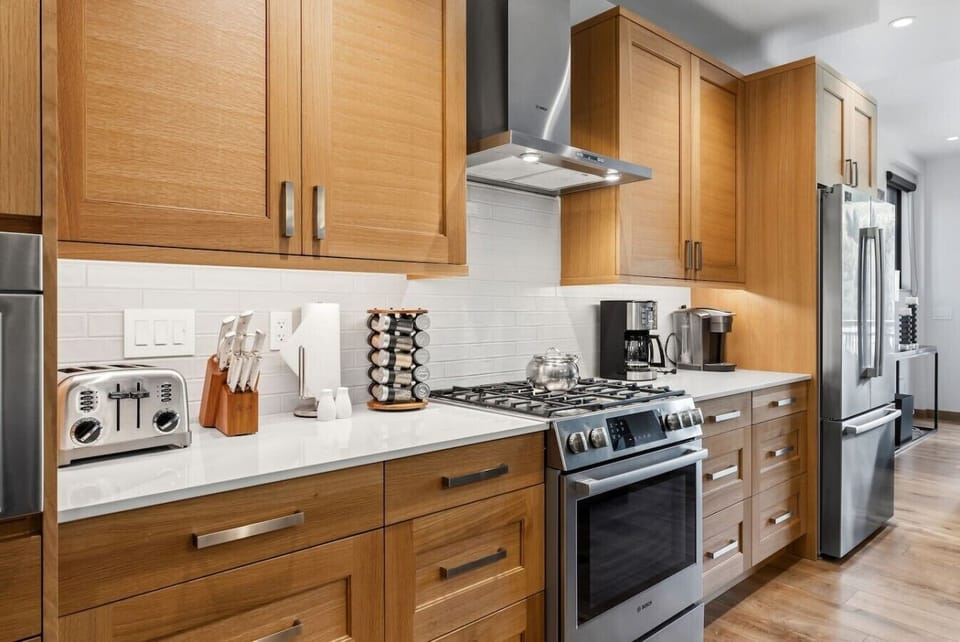Fully equipped kitchen with bar seating