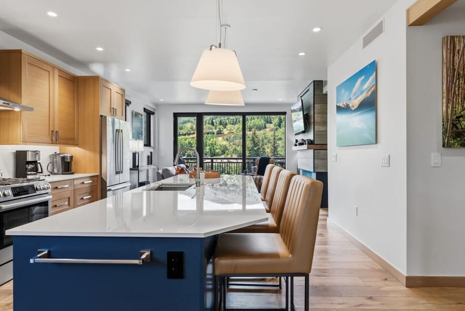 Fully equipped kitchen with bar seating