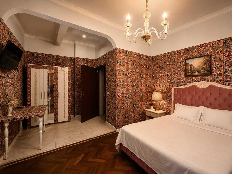 Comfort Room, Courtyard View | Desk, laptop workspace, WiFi (free)