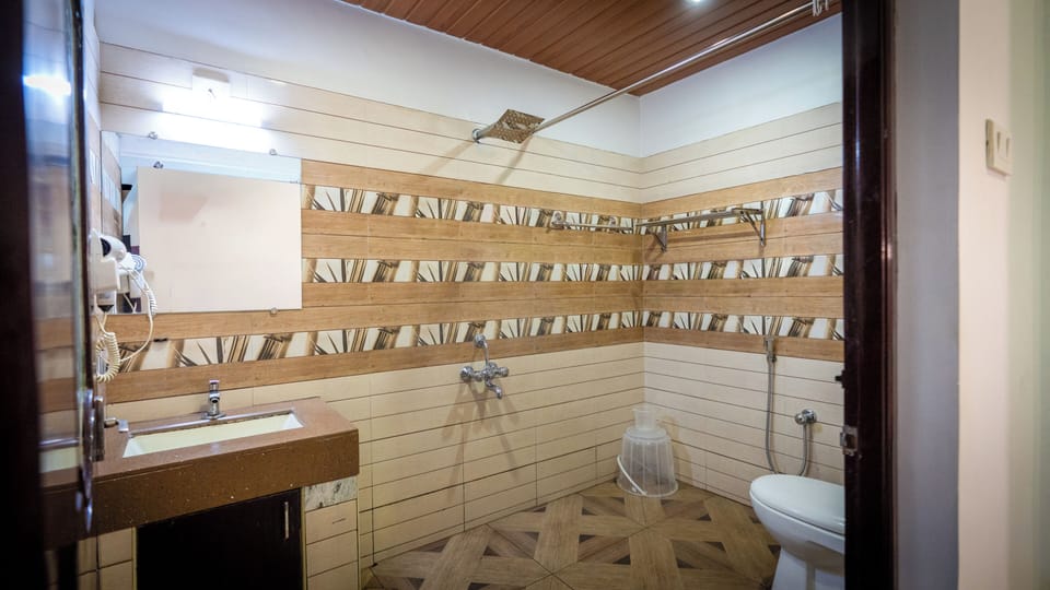 Deluxe Room | Bathroom | Free toiletries, hair dryer, towels, soap