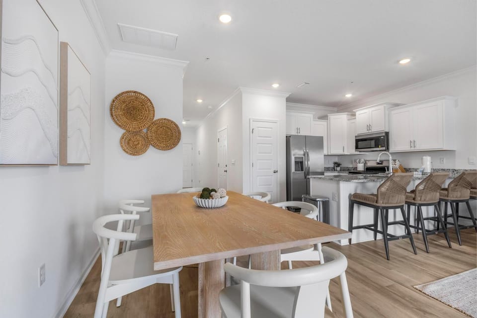 Seating for six at the dining table