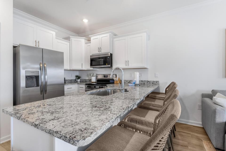 Eat-in kitchen bar seating