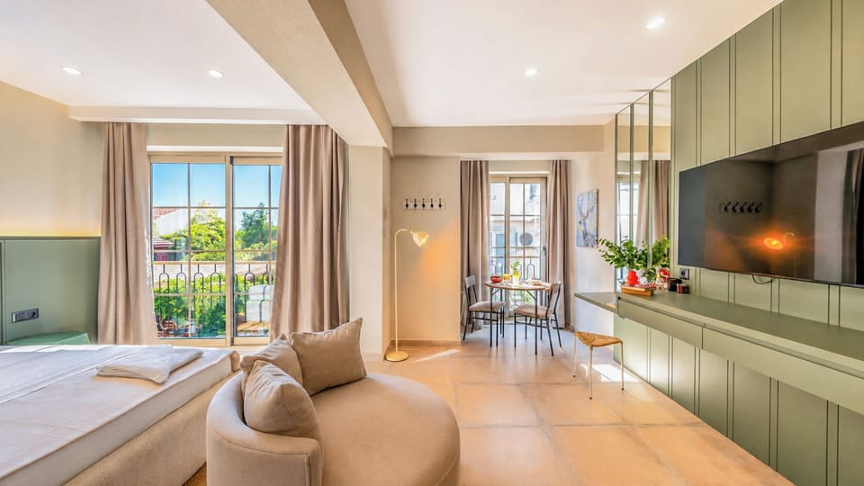 Deluxe Suite, City View | Interior