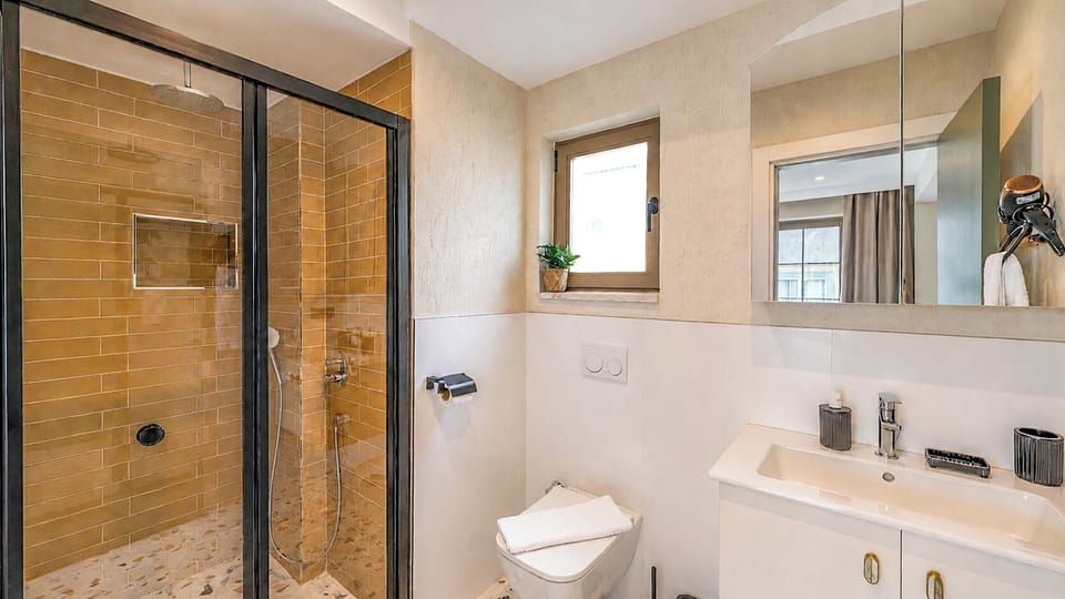 Deluxe Suite, City View | Bathroom | Shower, hair dryer, slippers, towels