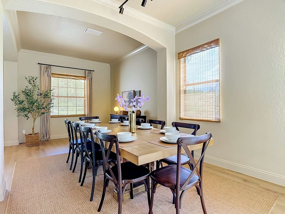 Dining table seats 10 - room for everyone at dinner