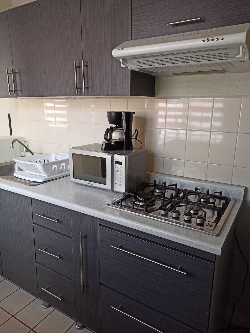 Cocina equipada con refrigerador y congelador, estufa de gas, extractor, sartenes, vasijas y loza para que cocines a tu gusto!