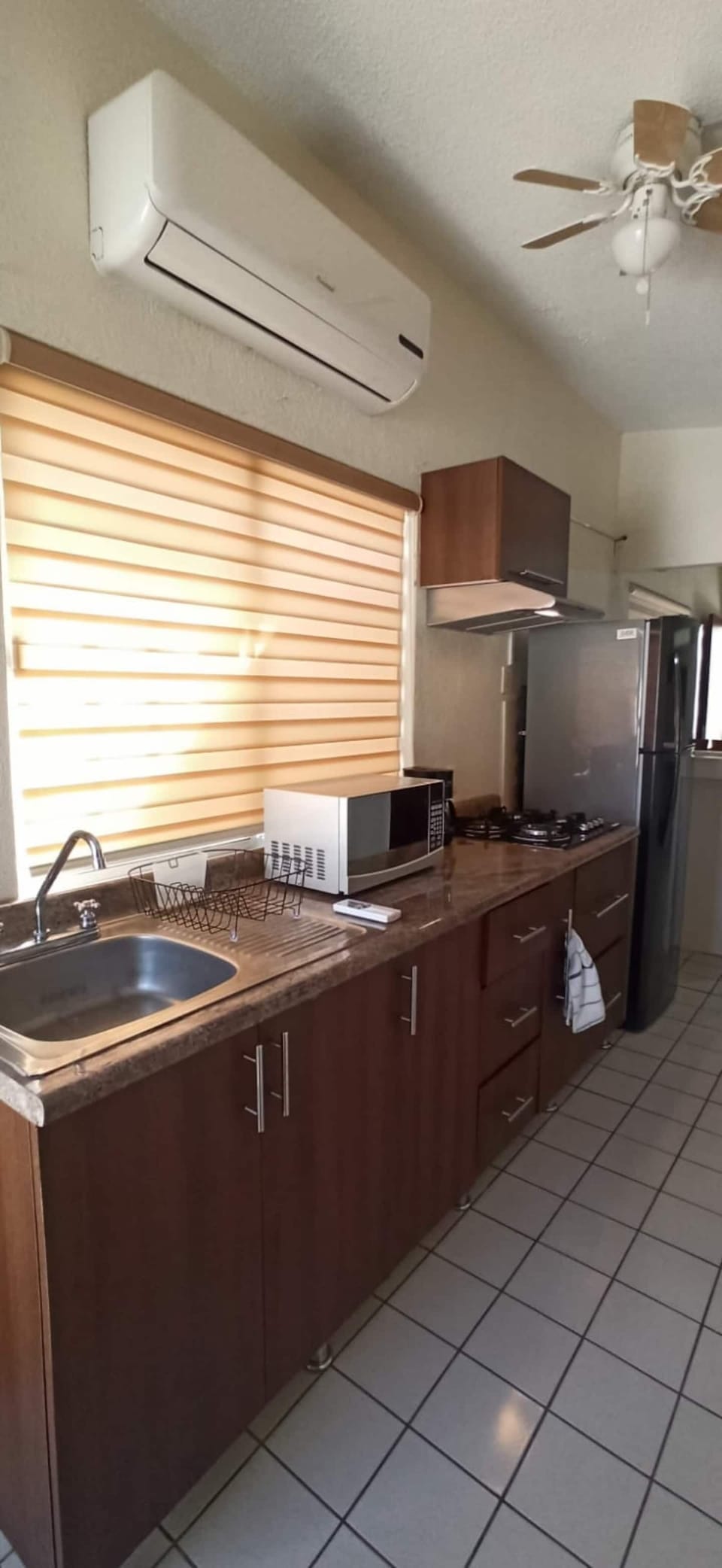 Cocina tu platillo favorito en nuestra cocina climatizada y con ventilación natural también, al abrir la puerta ves hacia el Cerro de la Silla y disfrutas la brisa.